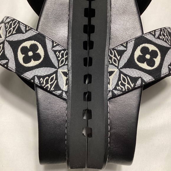 Louis Vuitton 1854 Paseo Flat - Picture 13 of 16